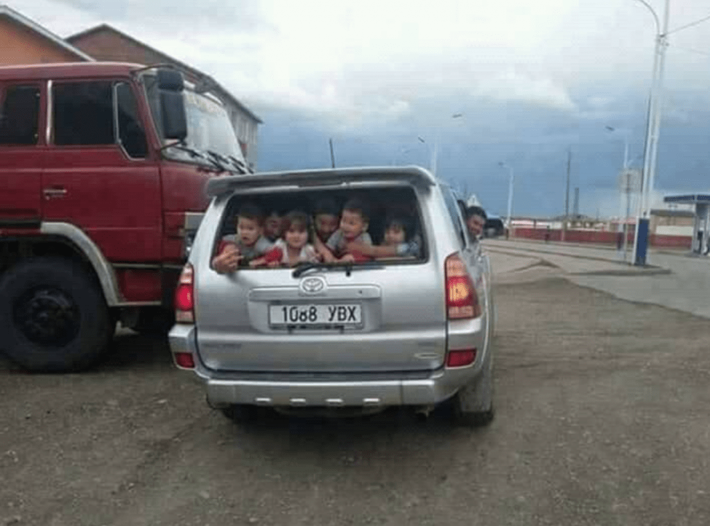 Auto voller Kinder