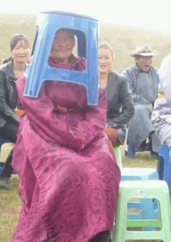Only in Mongolia 8: Ein Hocker wird zum Regenschirm