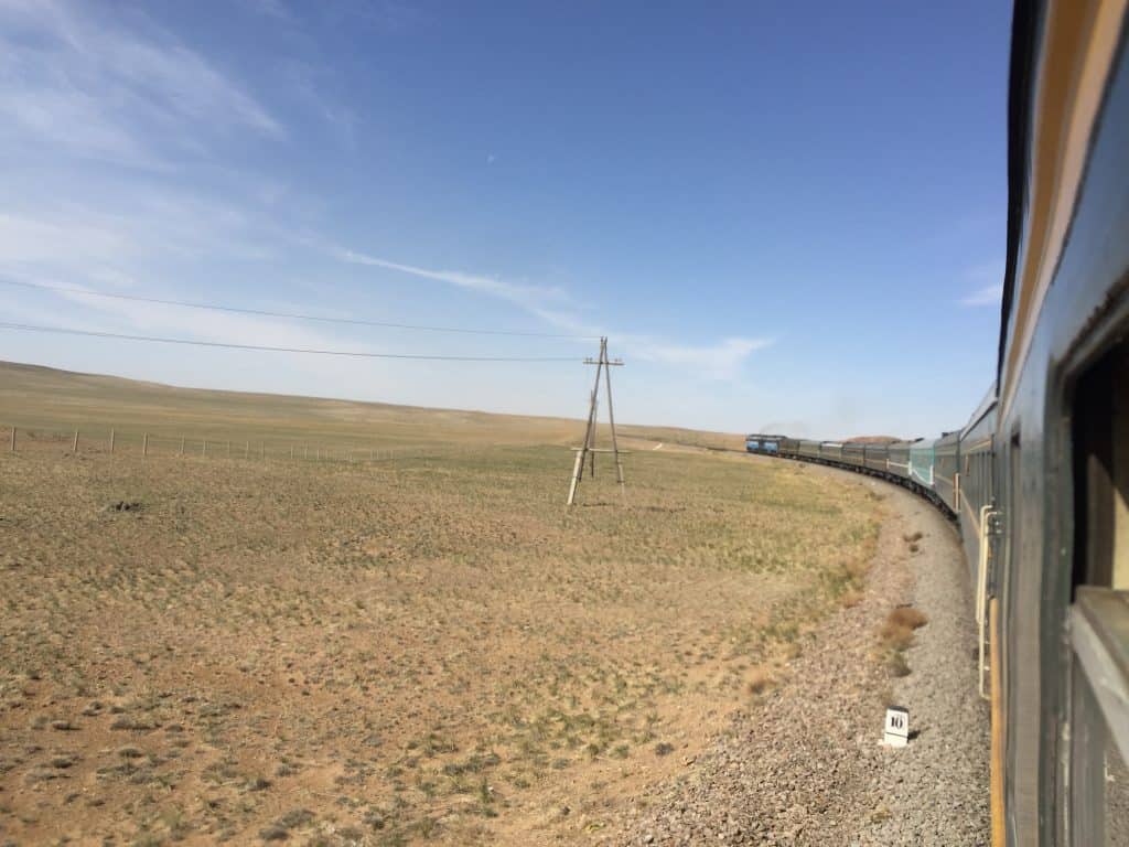 Transmongolische Eisenbahn in der Gobi