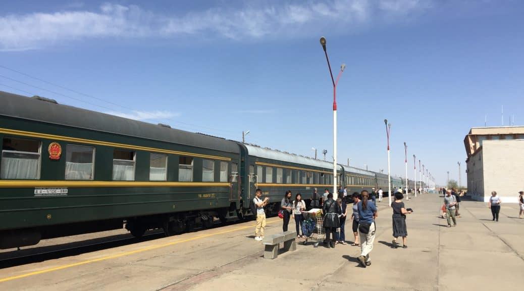 Wagen der Transmongolischen in einem Bahnhof