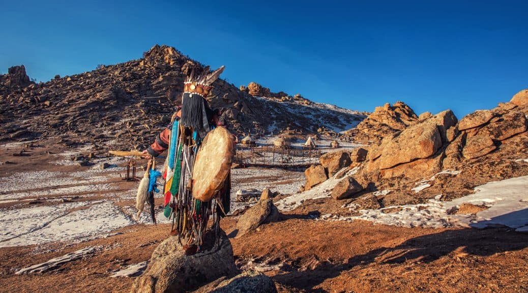 Schamanismus: mongolischer Schamane in den Bergen